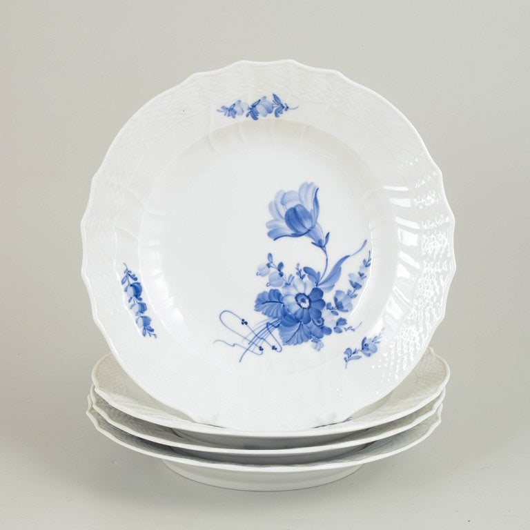 Royal Copenhagen, Denmark. Blue Flower Curved, set of four porcelain dinner plates with decoration (1 of 4)