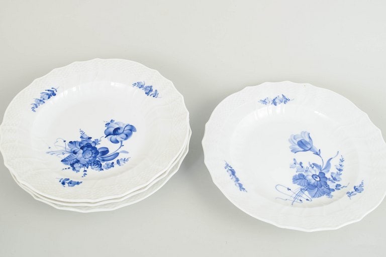 Royal Copenhagen, Denmark. Blue Flower Curved, set of four porcelain dinner plates with decoration - 2