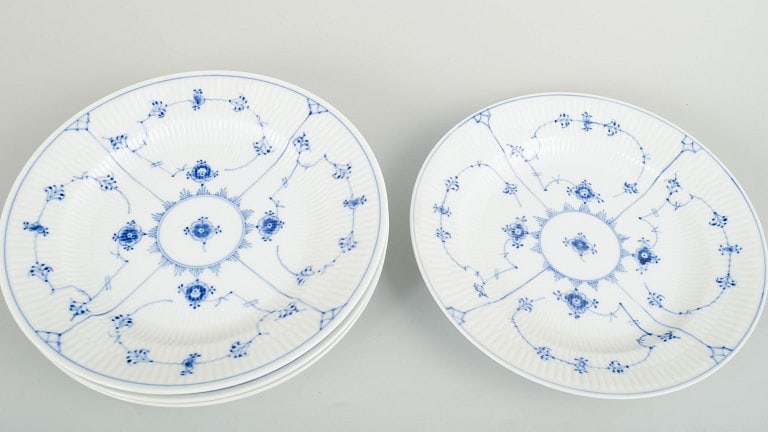 Royal Copenhagen, Denmark. Blue Fluted Plain, set of four porcelain dinner plates with decoration in - 2