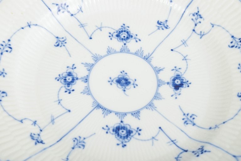Royal Copenhagen, Denmark. Blue Fluted Plain, set of four porcelain dinner plates with decoration in - 3