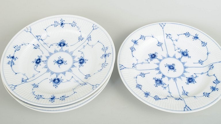 Royal Copenhagen, Denmark. Blue Fluted Plain, set of four porcelain dinner plates with decoration in - 2