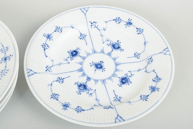 Royal Copenhagen, Denmark. Blue Fluted Plain, set of four porcelain dinner plates with decoration in - 3