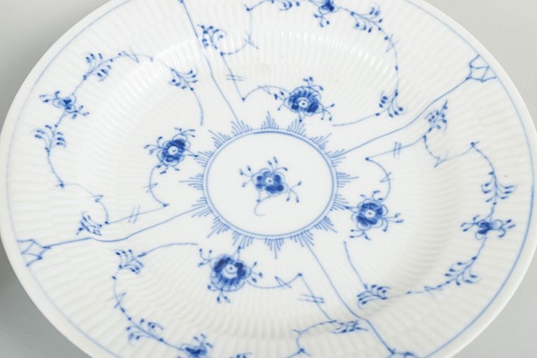 Royal Copenhagen, Denmark. Blue Fluted Plain, set of four porcelain dinner plates with decoration in - 3