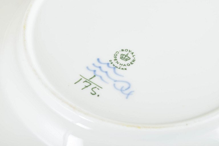 Royal Copenhagen, Denmark. Blue Fluted Plain, set of four porcelain dinner plates with decoration in - 4