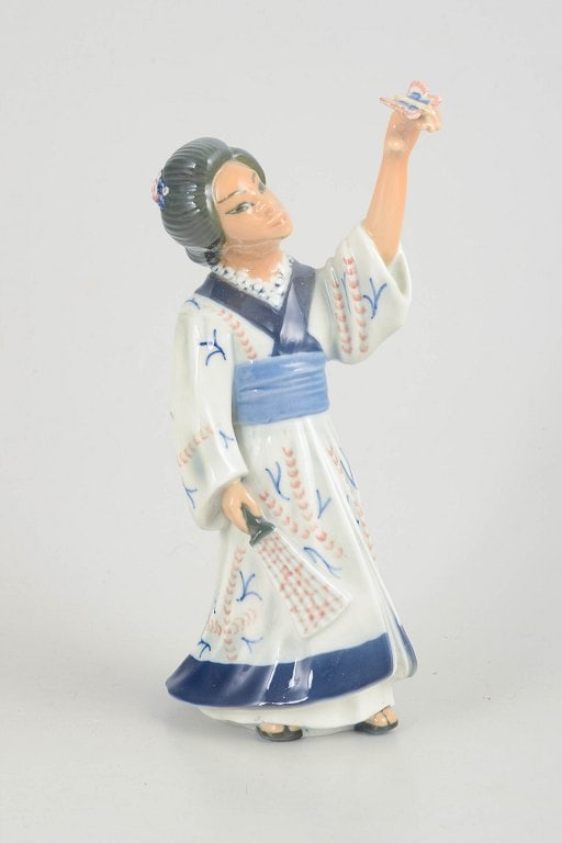 Dahl Jensen, Denmark. Porcelain figurine of a Japanese lady with decoration in blue and red tones.: Dahl Jensen porcelain figurine model 1359. Japanese lady. Rare porcelain figurine by Dahl Jensen produced in the 1940s. The figure depicts an elegant woman in traditional costume with finely hand-pain