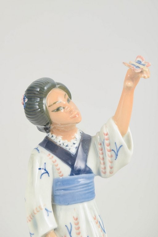 Dahl Jensen, Denmark. Porcelain figurine of a Japanese lady with decoration in blue and red tones. - 2