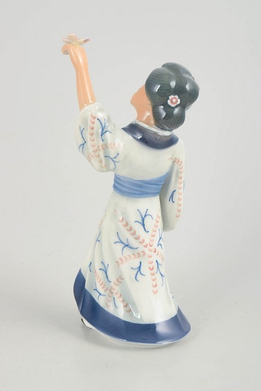 Dahl Jensen, Denmark. Porcelain figurine of a Japanese lady with decoration in blue and red tones. - 3