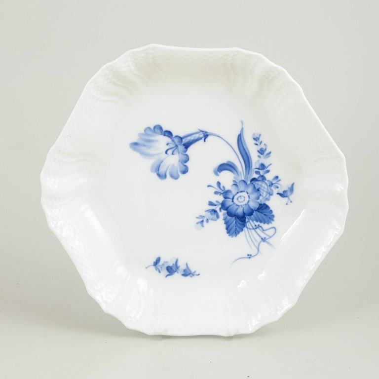 Royal Copenhagen, Denmark. Blue Flower Curved, large porcelain dish with underglaze decoration in - 2