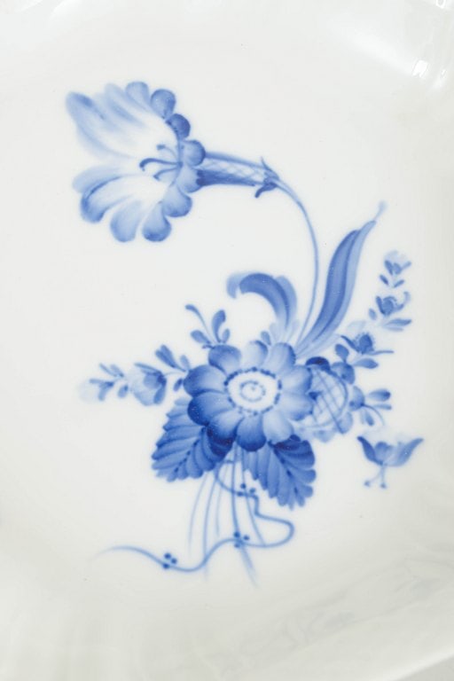 Royal Copenhagen, Denmark. Blue Flower Curved, large porcelain dish with underglaze decoration in - 3