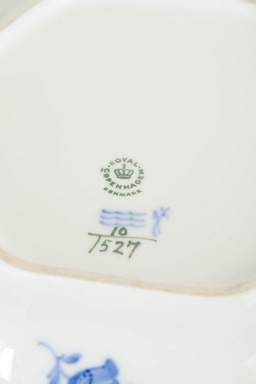 Royal Copenhagen, Denmark. Blue Flower Curved, large porcelain dish with underglaze decoration in - 4
