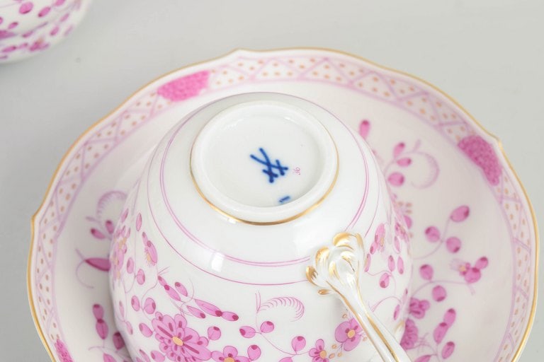 Meissen, Germany. Set of five large porcelain coffee cups with matching saucers with floral - 4