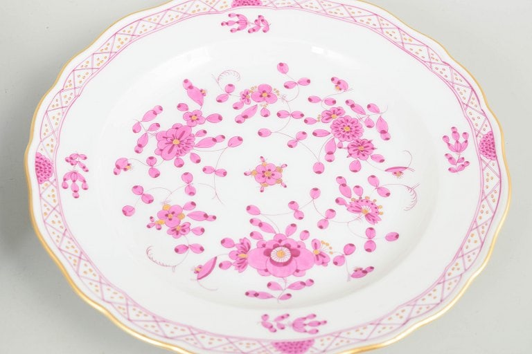 Meissen, Germany. Set of four porcelain "Pink Indian flower" salad plates with gilded rim. Circa - 3