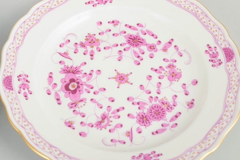 Meissen, Germany. Set of four porcelain "Pink Indian flower" salad plates with gilded rim. Circa - 3