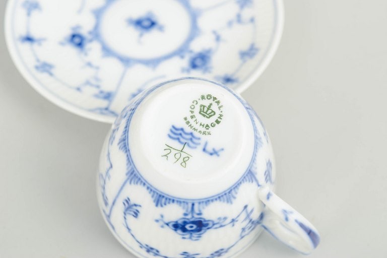 Royal Copenhagen, Denmark. Blue Fluted Plain Set of four porcelain cups with matching saucers with - 4