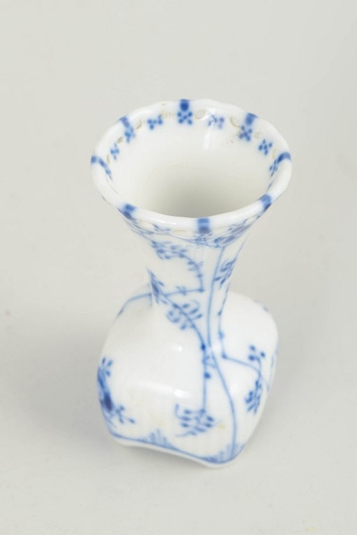 Royal Copenhagen, Denmark. Blue Fluted Full Lace small porcelain vase with decoration in cobalt - 2