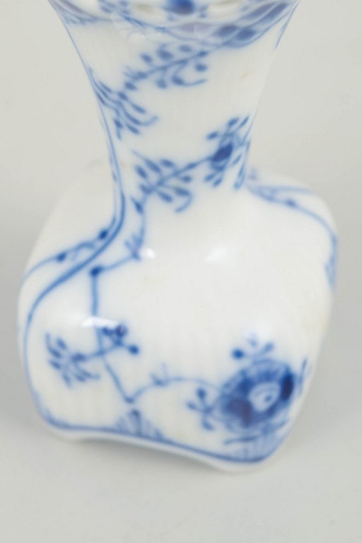 Royal Copenhagen, Denmark. Blue Fluted Full Lace small porcelain vase with decoration in cobalt - 3