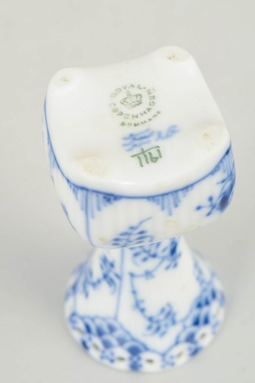 Royal Copenhagen, Denmark. Blue Fluted Full Lace small porcelain vase with decoration in cobalt - 4