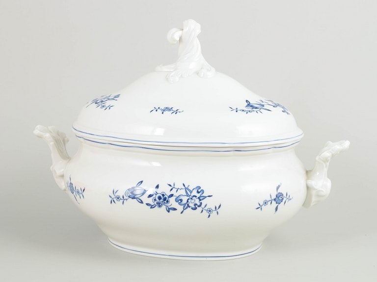 Meissen, Germany. Blue Orchid, large porcelain soup tureen with blue decoration. Approx. 1940s.: Meissen Blue Orchid, large soup tureen. Large soup tureen in hand-painted porcelain with Blue Orchid decoration. Produced by Meissen and marked with the Meissen crossed swords. Cancelled with two inci