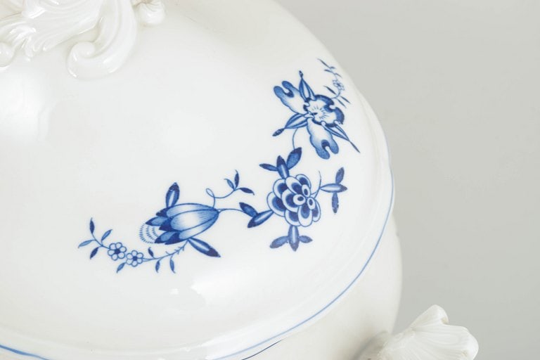 Meissen, Germany. Blue Orchid, large porcelain soup tureen with blue decoration. Approx. 1940s. - 3