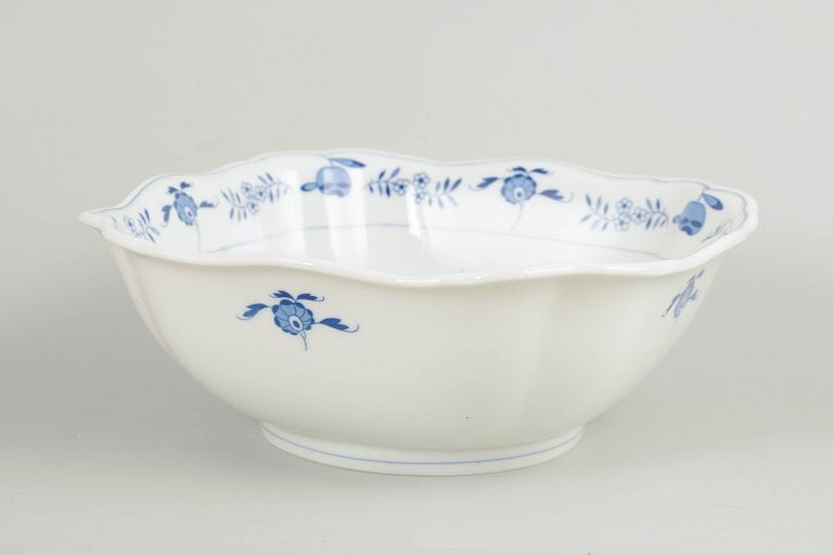 Meissen, Germany. Blue Orchid, large porcelain bowl with blue decoration. Approx. 1940s.: Meissen Blue Orchid, large bowl. Large bowl in hand-painted porcelain with Blue Orchid decoration. Produced by Meissen and marked with the Meissen crossed swords. Cancelled with two incised lines on t