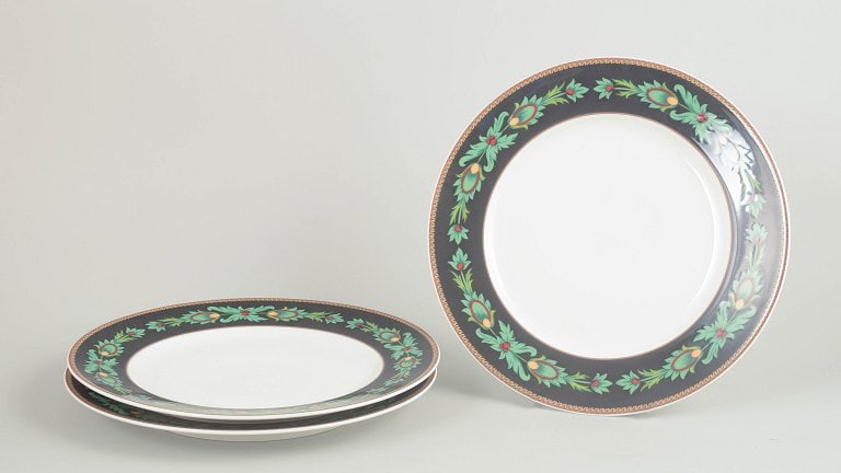 Nina Campbell for Rosenthal, Germany. Set of three porcelain dinner plates with border in green and (1 of 4)