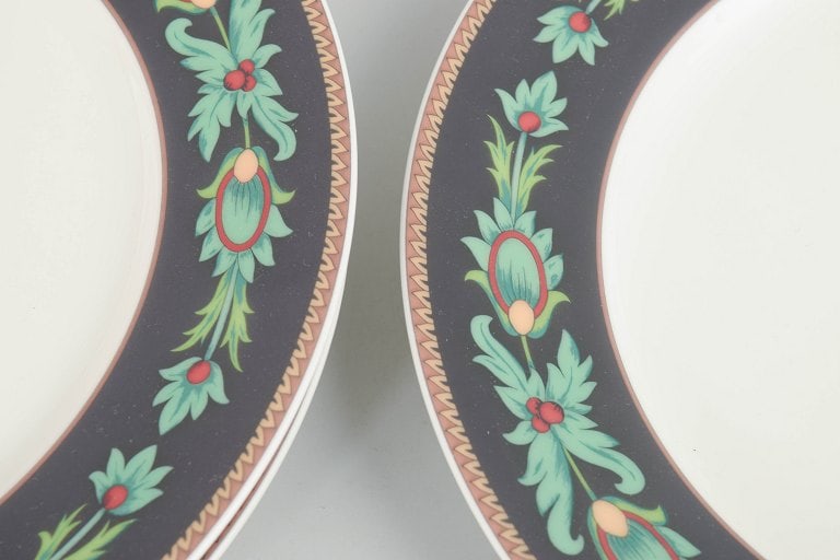 Nina Campbell for Rosenthal, Germany. Set of three porcelain dinner plates with border in green and - 3