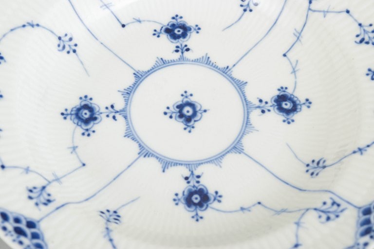 Royal Copenhagen, Denmark. Blue Fluted Half Lace set of four soup plates with underglaze cobalt blue - 3