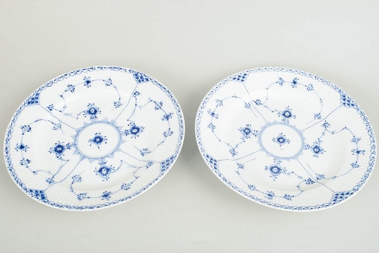 Royal Copenhagen, Denmark. Blue Fluted Half Lace two dinner plates with underglaze cobalt blue - 2