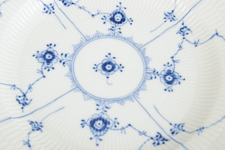 Royal Copenhagen, Denmark. Blue Fluted Half Lace two dinner plates with underglaze cobalt blue - 3