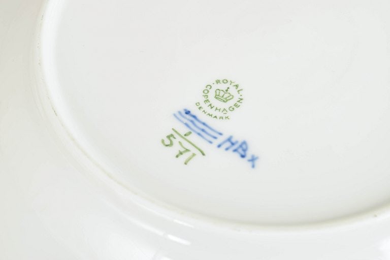 Royal Copenhagen, Denmark. Blue Fluted Half Lace two dinner plates with underglaze cobalt blue - 4