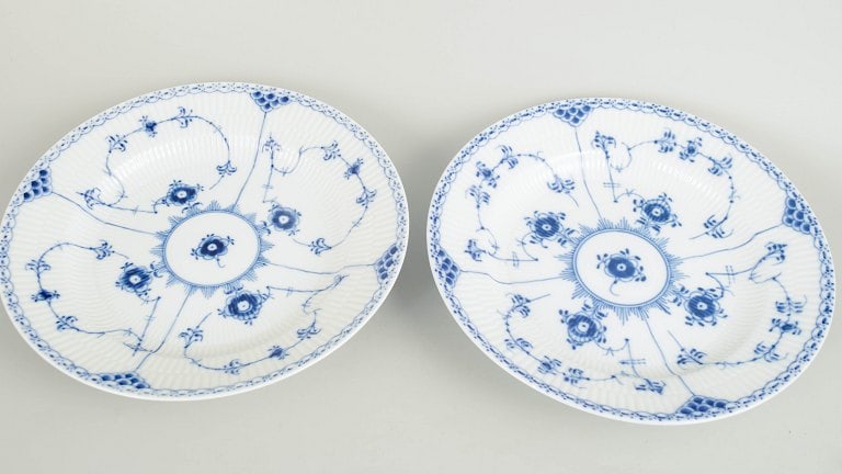 Royal Copenhagen, Denmark. Blue Fluted Half Lace two dinner plates with underglaze cobalt blue - 2