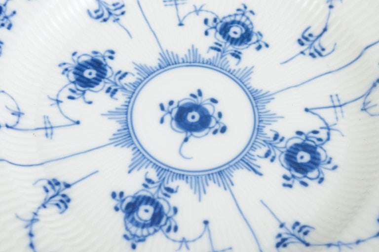 Royal Copenhagen, Denmark. Blue Fluted Half Lace two dinner plates with underglaze cobalt blue - 3