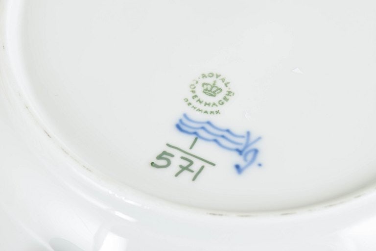 Royal Copenhagen, Denmark. Blue Fluted Half Lace two dinner plates with underglaze cobalt blue - 4