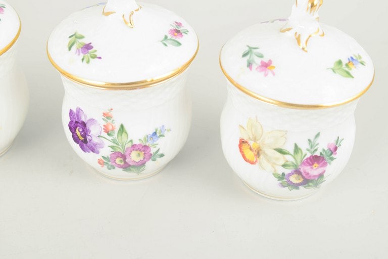 Royal Copenhagen, Denmark. Saxon Flower set of four porcelain lidded cream cups. Approx. 1960s. - 3