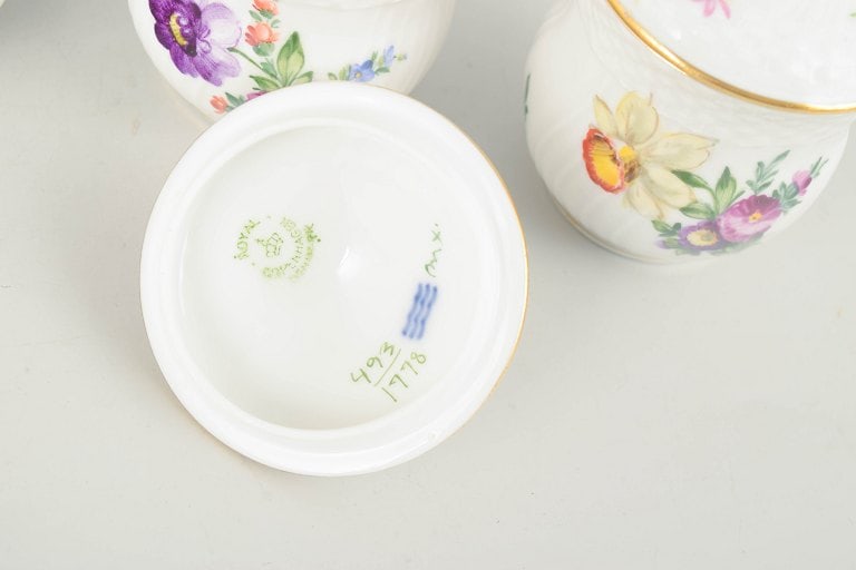 Royal Copenhagen, Denmark. Saxon Flower set of four porcelain lidded cream cups. Approx. 1960s. - 4