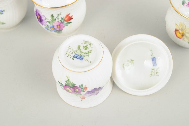 Royal Copenhagen, Denmark. Saxon Flower set of four porcelain lidded cream cups. Approx. 1960s. - 5