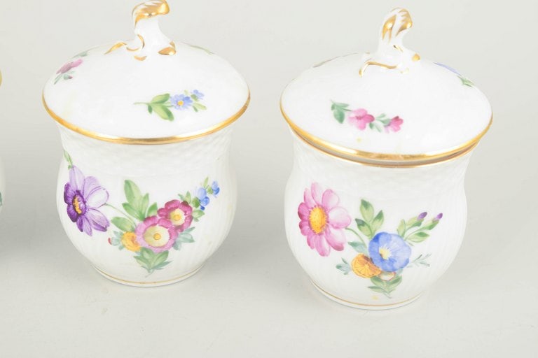 Royal Copenhagen, Denmark. Saxon Flower set of four porcelain lidded cream cups. Approx. 1960s. - 3
