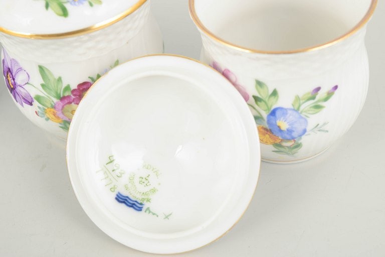 Royal Copenhagen, Denmark. Saxon Flower set of four porcelain lidded cream cups. Approx. 1960s. - 4