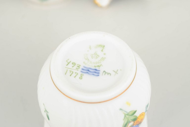 Royal Copenhagen, Denmark. Saxon Flower set of four porcelain lidded cream cups. Approx. 1960s. - 5