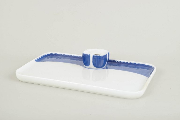 Royal Copenhagen, Dennmark. Art Nouveau porcelain inkwell with underglaze blue fluted border: Royal Copenhagen Art Nouveau inkwell. Rare Art Nouveau inkwell in white porcelain with integrated square ink insert and underglaze blue fluted border decoration. Model 635/312. First factory quality. 