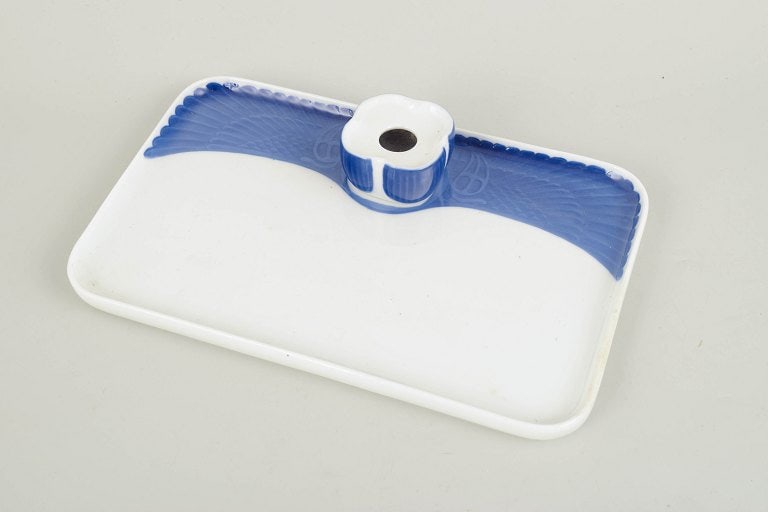 Royal Copenhagen, Dennmark. Art Nouveau porcelain inkwell with underglaze blue fluted border - 2