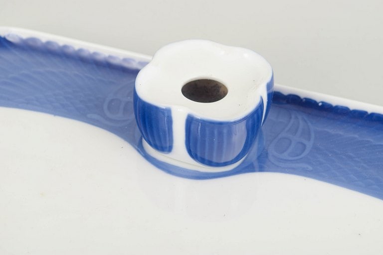 Royal Copenhagen, Dennmark. Art Nouveau porcelain inkwell with underglaze blue fluted border - 3