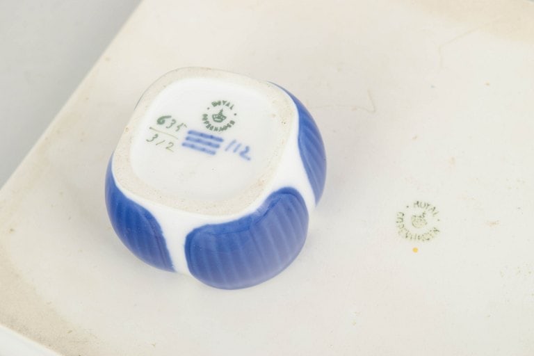 Royal Copenhagen, Dennmark. Art Nouveau porcelain inkwell with underglaze blue fluted border - 4