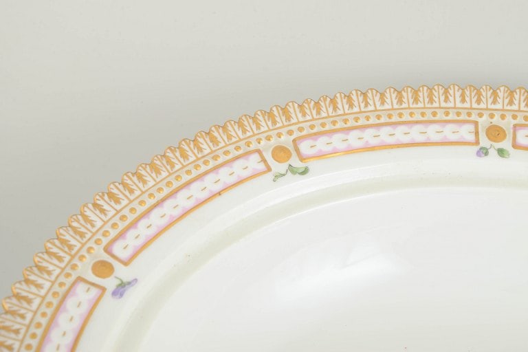 Royal Copenhagen, Denmark. Flora Danica porcelain lidded dish with the botanical motif. Dated 1946. - 3