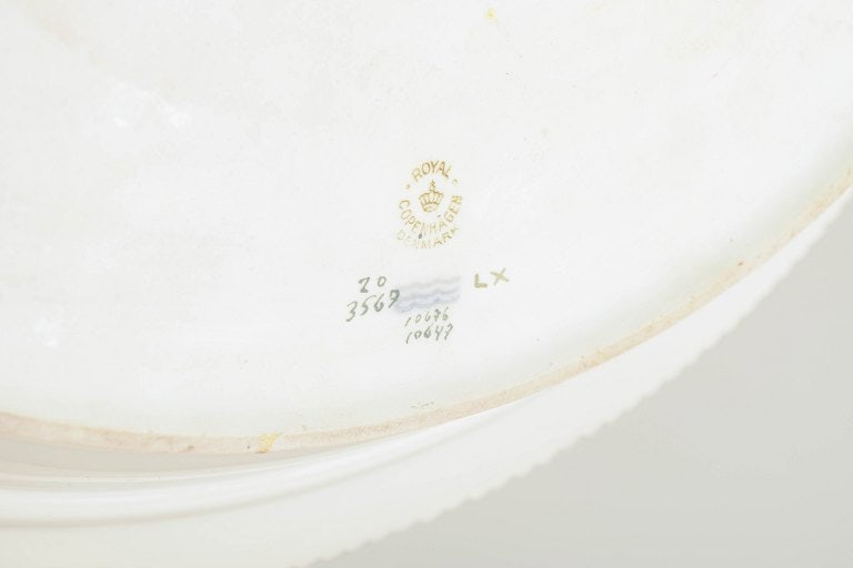 Royal Copenhagen, Denmark. Flora Danica porcelain lidded dish with the botanical motif. Dated 1946. - 7