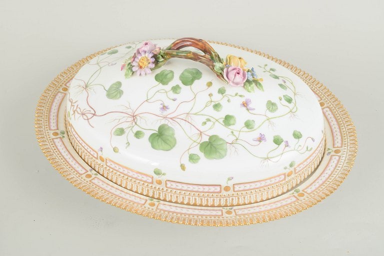 Royal Copenhagen, Denmark. Flora Danica porcelain lidded dish with the botanical motif. Dated 1946. - 8