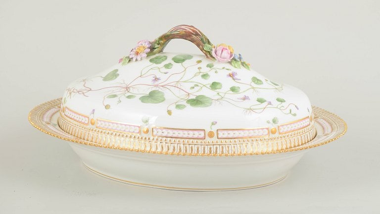 Royal Copenhagen, Denmark. Flora Danica porcelain lidded dish with the botanical motif. Dated 1946. - 9