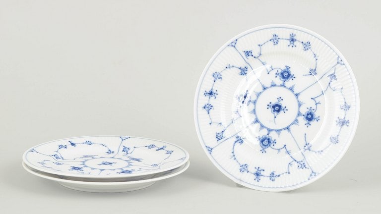 Royal Copenhagen, Denmark. Blue Fluted Plain set of three porcelain cake plates with underglaze: Royal Copenhagen Blue Fluted Plain, set of three cake plates. Set of three cake plates in hand-painted porcelain from Blue Fluted Plain with classic underglaze decoration in cobalt blue. Model 1/180. 
