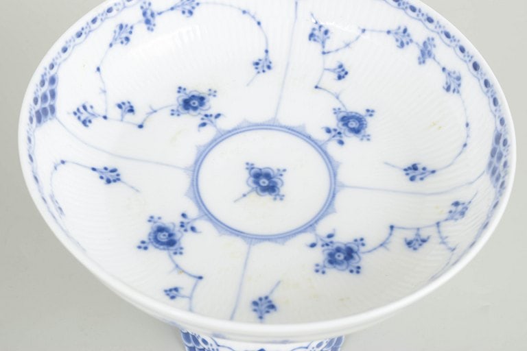 Royal Copenhagen, Denmark. Blue Fluted Half Lace porcelain compote with underglaze cobalt blue - 2