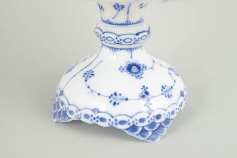 Royal Copenhagen, Denmark. Blue Fluted Half Lace porcelain compote with underglaze cobalt blue - 3